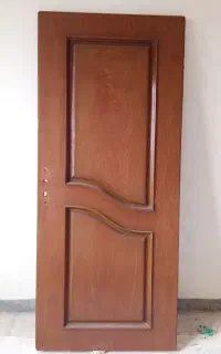 درب ورودی دو لنگه چوبی و درب اتاق و سرویس چوبی