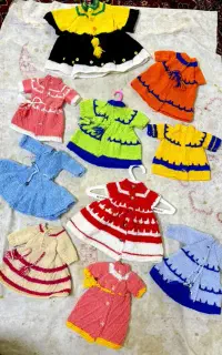 تعدادی لباس تزئینی عروسکی بافتنی