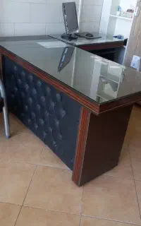 میز اداری و آب سرد کن
