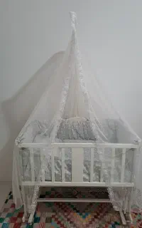 تخت کنار مادر