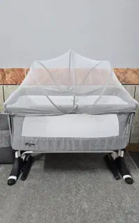 تخت کنار مادر
