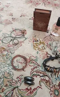 دستبند و گردنبند و جای پاسور چوبی و عطر و اهنربا