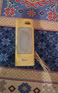 بلند گو کنار کامپیوتر