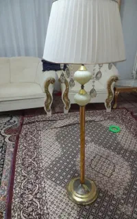 آباژور ایستاده