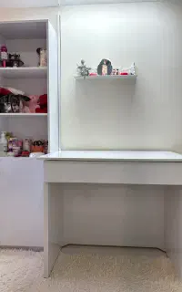 میز تحریر و کتابخانه