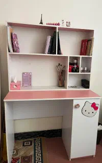 میز تحریر و کتابخانه