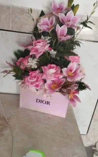 یه عدد گل مصنوعی نو