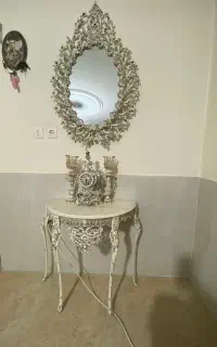 اینه و شمعدان و ساعت رومیزی
