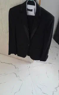 کت تک و کت وشلوار مشکی همراه پیراهن سفید