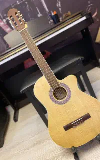 فروش انواع گیتار کلاسیک  زیر قیمت بازار