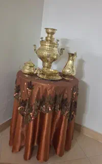 سماور ذغالی بسیار تمیز دکور بوده با میز و رو میزی