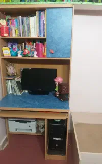 میز تحریر و کامپیوتر