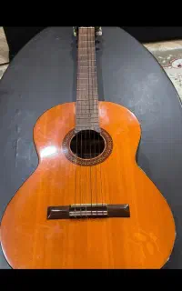 گیتار در حد با کیف و پایه