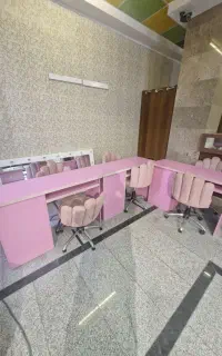 میز صورتی باربی ناخن کاری