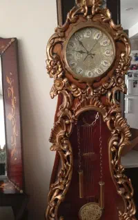 ساعت طلایی ایستاده