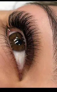 کاشت مژه توسط استاد کار