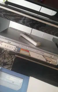 دستگاه پلیر DVD و نوارهای VHS