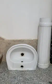 روشویی با پایه کاملا تمیز بدون کوچکترین زدگی