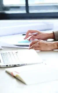 منشی و همکار خانم در کانون آگهی تبلیغاتی