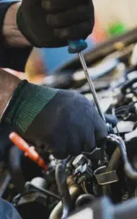 مکانیک برق کار همراه با جرثقیل