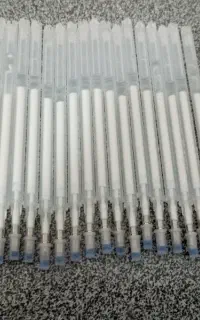 تعدادی خودکار خیاطی و دوبسته نگین پایه دار