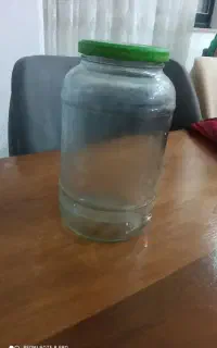 تعدادی شیشه خالی نیم تا۲کیلوی به مقدار زیاد