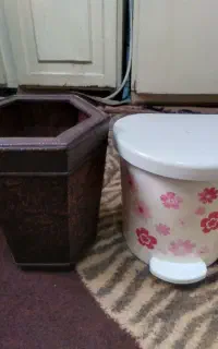 دو عدد سطل زباله کوچک