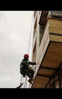 کار در ارتفاع با طناب(پیچ و رولپلاک نمای ساختمان)