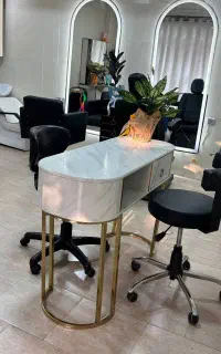 همکاری در سالن زیبایی  اجاره میز ناخن و تخت مژه»