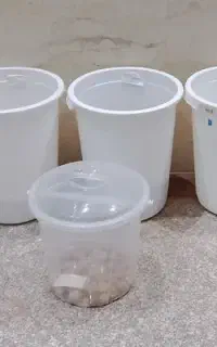 سطل‌های سفید به همراه درب