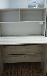 فروش تعدادی میز مطالعه و صندلی