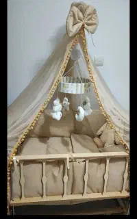تخت کنار مادر