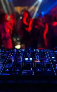 دیجی و خواننده