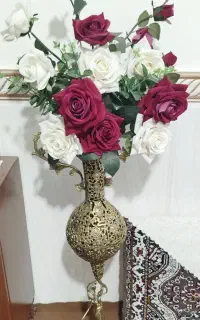 گلدان و گل به فروش می رسد