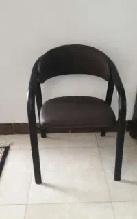 یک عدد صندلی سالم در حد نو
