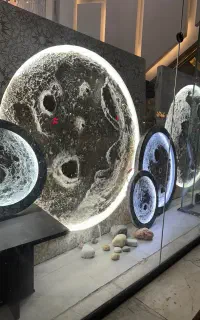 آباژور ماه نشکن به صورت تابلو و اجرا روی دیوار