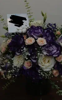 دسته گل به همراه گلدان شیشه ای
