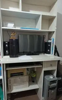 کتابخانه یا قفسه.میز کامپیوتر با کتابخانه.صندلی