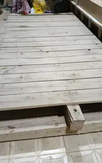 تخت چوبی