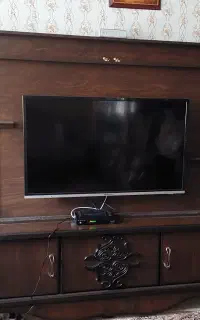 میز تی وی و گنجه و ساعت