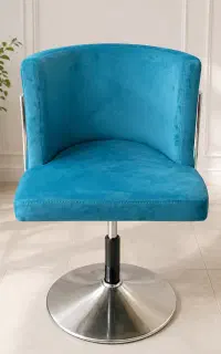 میزناخن کاری و تعدادی صندلی مبلی