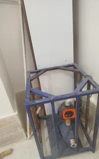 پمپ اب با محافظ و مخز و تمام لوله کشی ها