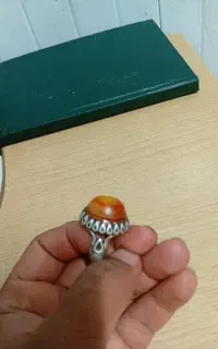 یک عدد انگشتر قواره دار سنگین نگین درشت