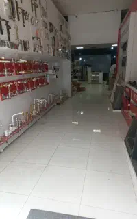 فروشنده خانم در  ابزار الات وشیرالات