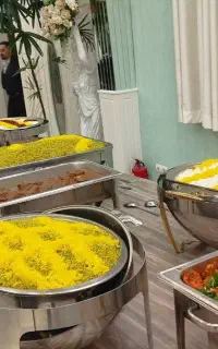 منشی دختر جوان اشنا به جذب مشتری