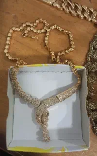 گردنبند، نیم ست ،گوشواره و برخی  بدلیجات فروشی