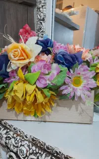 گلدان پر از گل مصنوعی