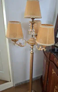 آباژور ایستاده