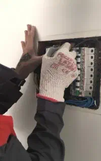 برقکار باتجربه فوری تمام خدمات برقی ساختمان/مغازه