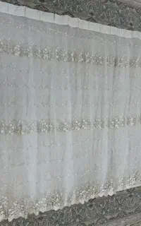 پرده ی گلدار سفید طلایی